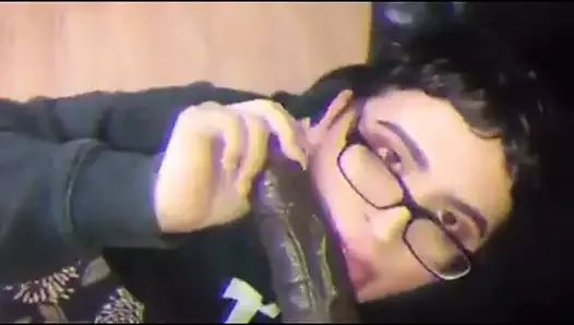 Un femboy latino suce une grosse bite noire