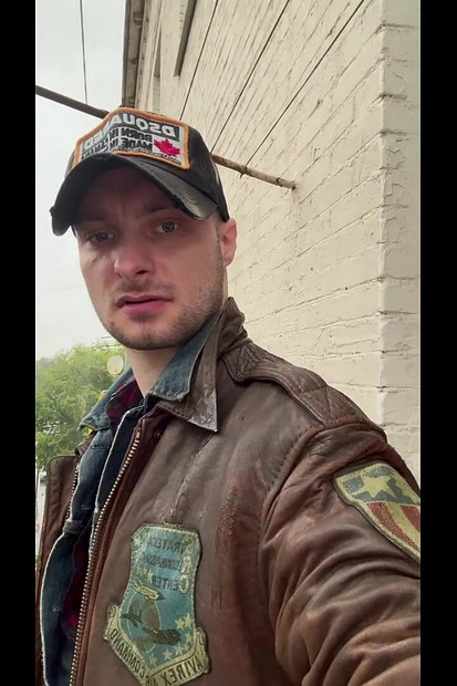 Kinkysirius Enjoy Rain Shower in Brown Vintage Leather Bomber and Levis Jeans Outfit