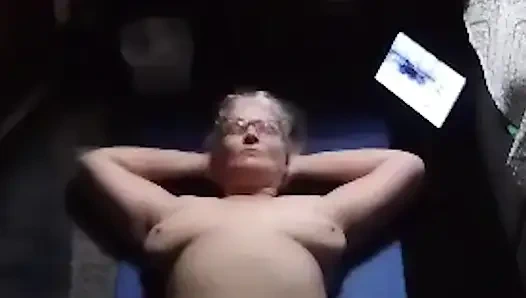 Sexy bBW macht nacktes yoga und wichst dann!