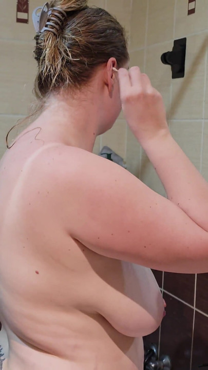 Istriku yang gemuk lagi mandi dan ngentot malam hari dengan skincare