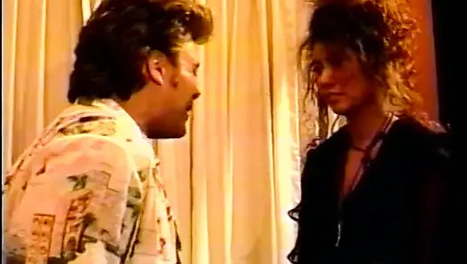 Büyüleyici esmer Lorraine Day film yıldızı olmak istiyor ve ilk oyuncu seçmelerini geçmek için her şeyi yapmaya hazır