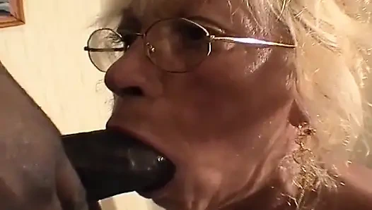 Nenek perancis yang haus kontol dientot habis-habisan sama kontol besar pria kulit hitam