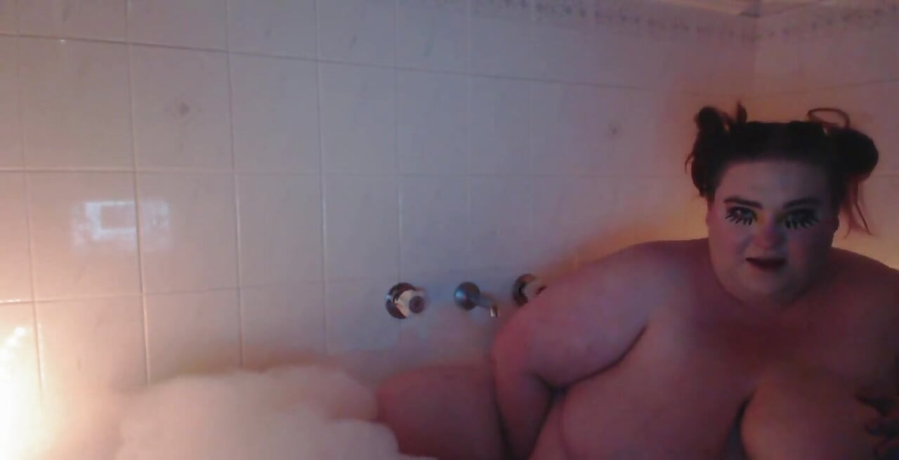 Join me in the bath! I lit some candles, made bubbles and treated myself to a long, hot orgasm! Arent I adorable?