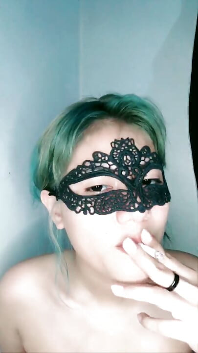 Belle fille masquée grosse se masturbe jusqu’à ce qu’elle éclate.