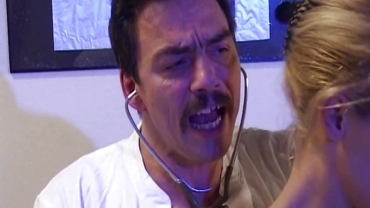 Bare stnon aur sunahre balon vali gard ko chodti hai - eshiyaee kaidi karrvaee men shamil hota hai