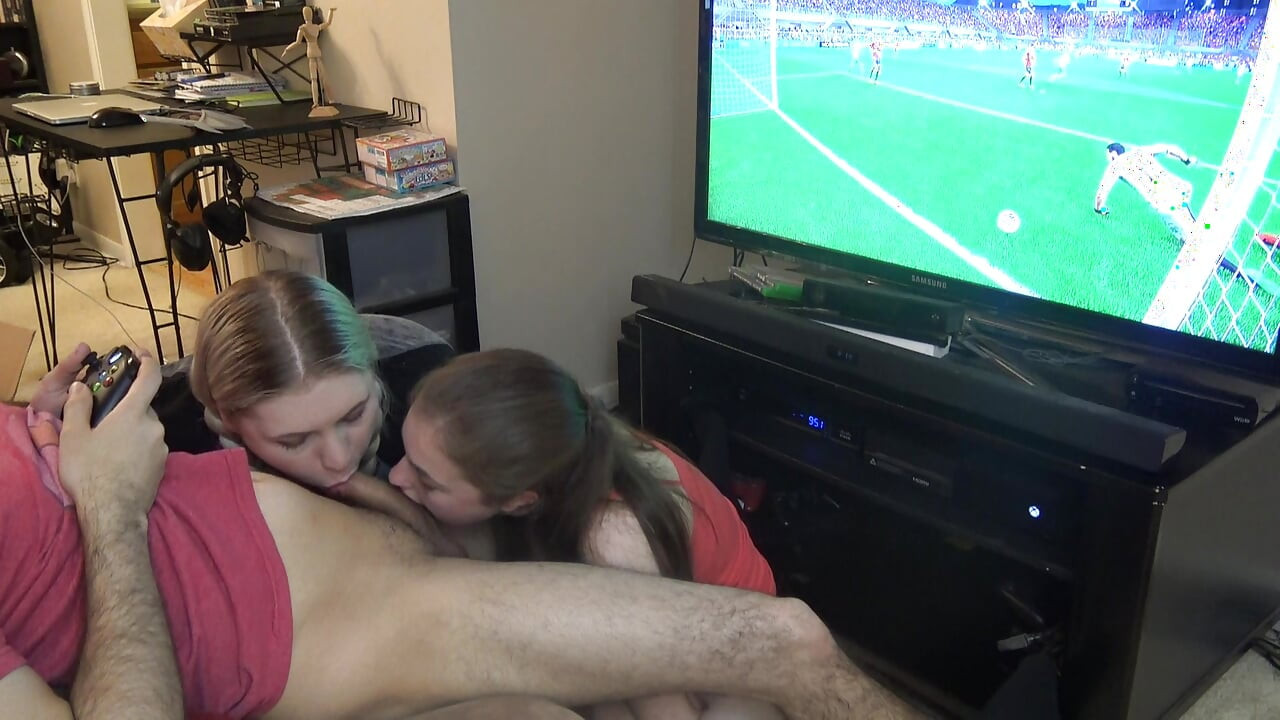 Dubbele pijpbeurt terwijl hij FIFA speelt