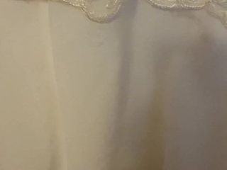 Spotta och cumshot på hennes bröllopsklänning