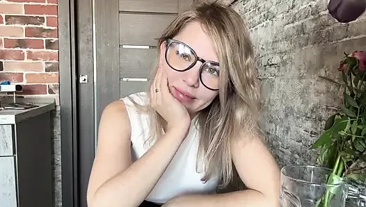 Секретарша снимает офисную униформу и начинает горячие игры