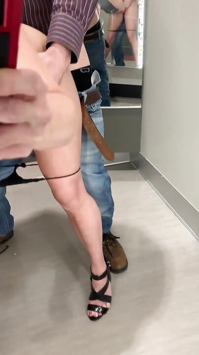 Ashlynn Shea u brzoj svlačionici