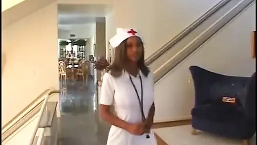 Perawat kulit hitam menunggangi pejantan kulit putih di klinik setelah dia memeriksanya
