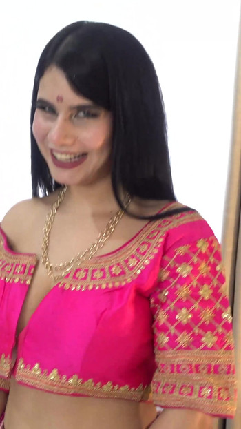 Snažan trenutak iz "Ogromne sise indijska MILF skida Saree Choli i jebe se s Devar Jijem"