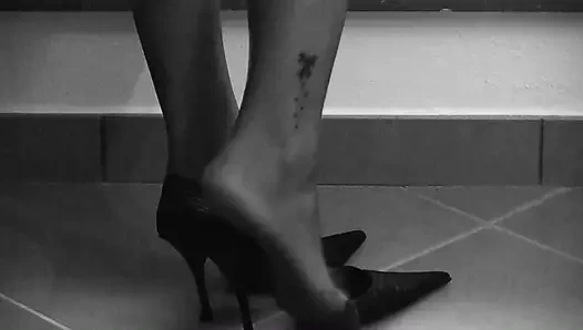 New Black Decollet'i gösteriyor