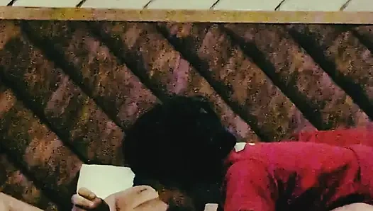 Betrügende ehefrau genießt im hotelzimmer mit freund