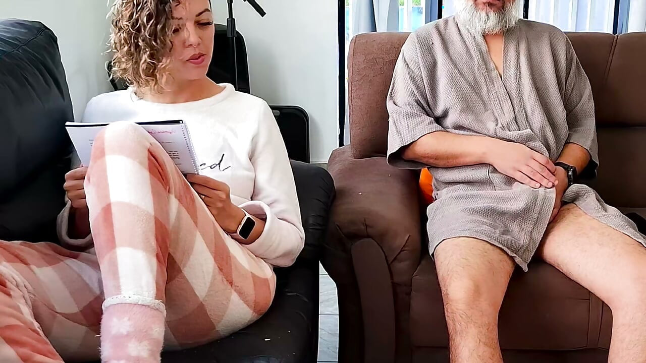 의붓딸 옆에서 위험한 자위를 하던 중, 그녀가 도와주었다.
