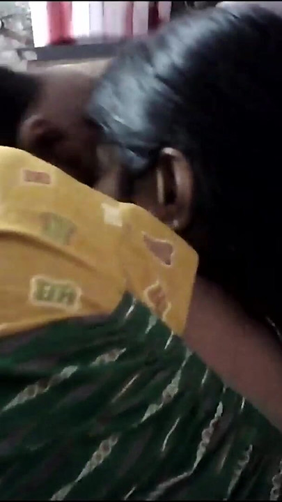 Moment épique de « femme au foyer indienne à gros seins noirs »