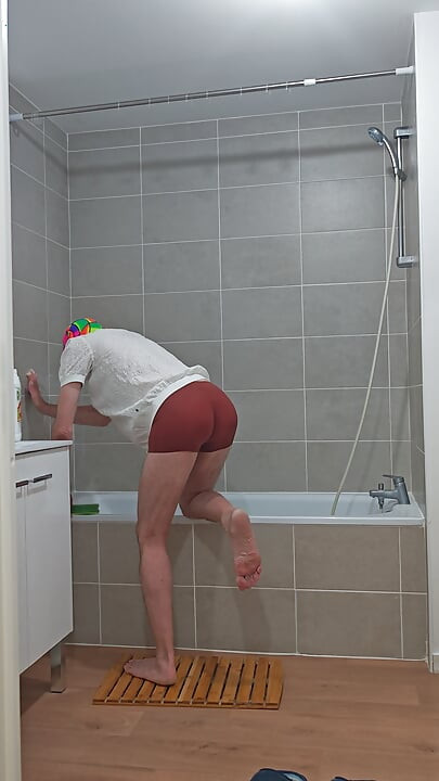 I'm cleaning my bathtub (episode 1)