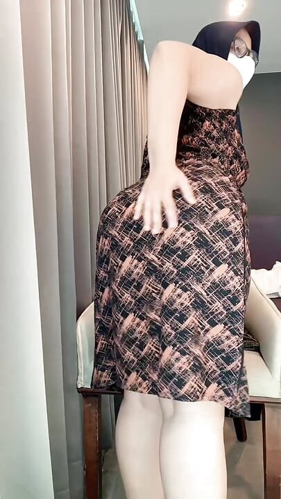 Indonesian woman strokes pussy until peeing