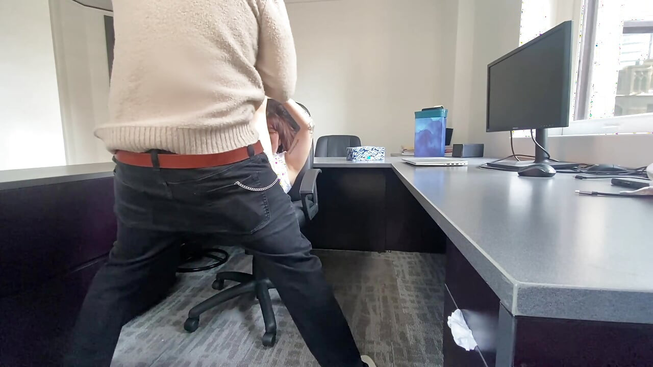 Secretaresse zuigt mijn pik op kantoor