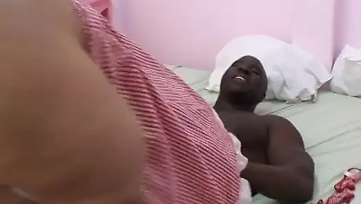 Tonton pria kulit hitam membungkuk cewek gemuk dan menyetubuhinya dari belakang