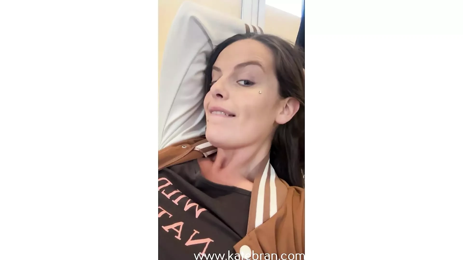 Ako bih trljala stopala po tvom licu, da li bi stenjala ili stenjala?