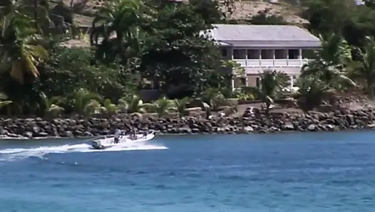 Wanita dewasa rambut pirang nyepong kontol berdenyut di surga luar ruangan