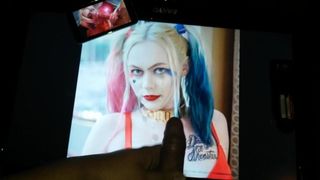 Sexy Harley Quinn Cosplayerin mit Tribut
