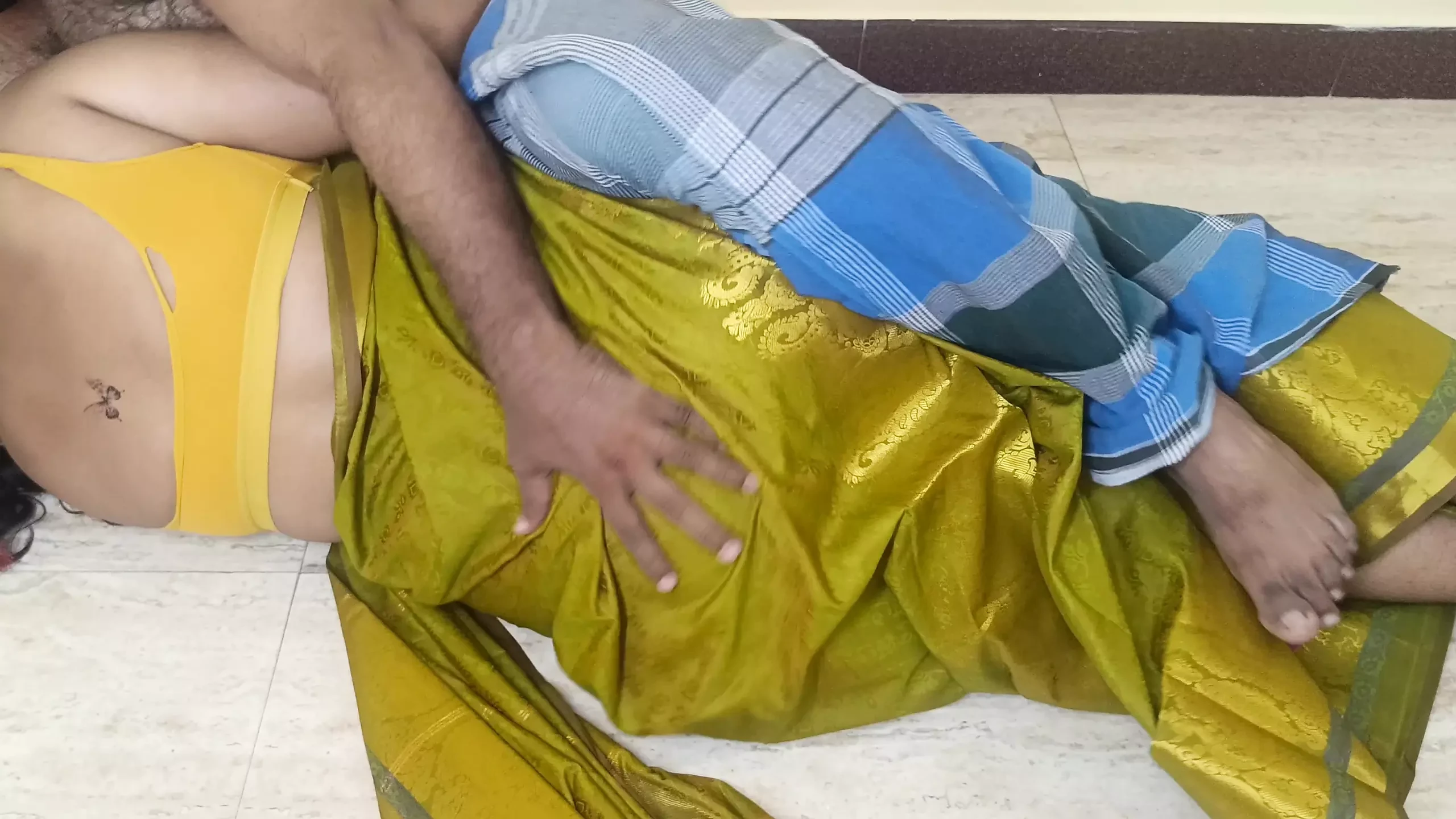 עוזרת בית משותפת במיטה עם בעל הבית כשהאישה לא בבית 3