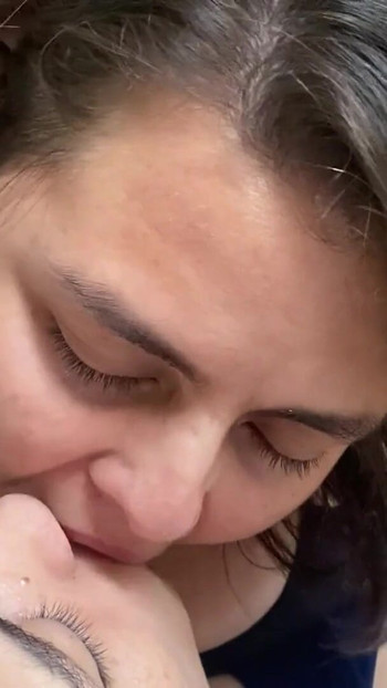 Meine stiefschwester schiebt ihre zunge in meinem hals | Clip 3