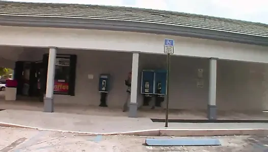 Schlampenmädchen zeigt ihren arsch im freien und sie wird von ihrem verrückten freund gefickt