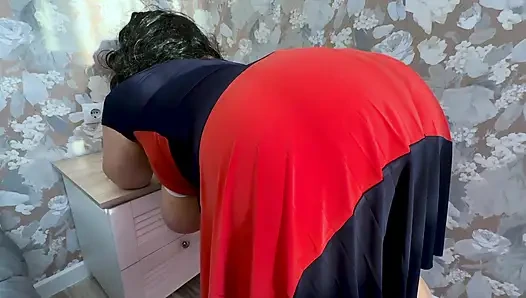 Милфа с большой задницей и сиськами трясется, когда ее трахают в анал