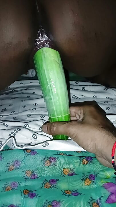Cunhada indiana enfiou o pepino inteiro