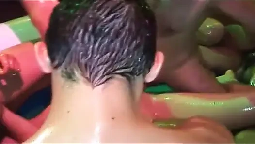 Cewek-cewek basah kuyul di-fingering di pesta seks liar di kolam renang