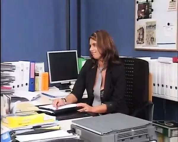 Ты готов к тем, чтобы мои большие сиськи сползали, пока я лежал на верстакке, чтобы соблазнить мою пылкую киску?