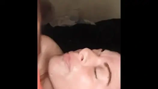 Застукал сводную сестру, играющую с собой.