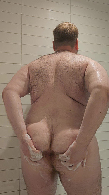 Jaw-dropping moment from "Chub showers in hotel"