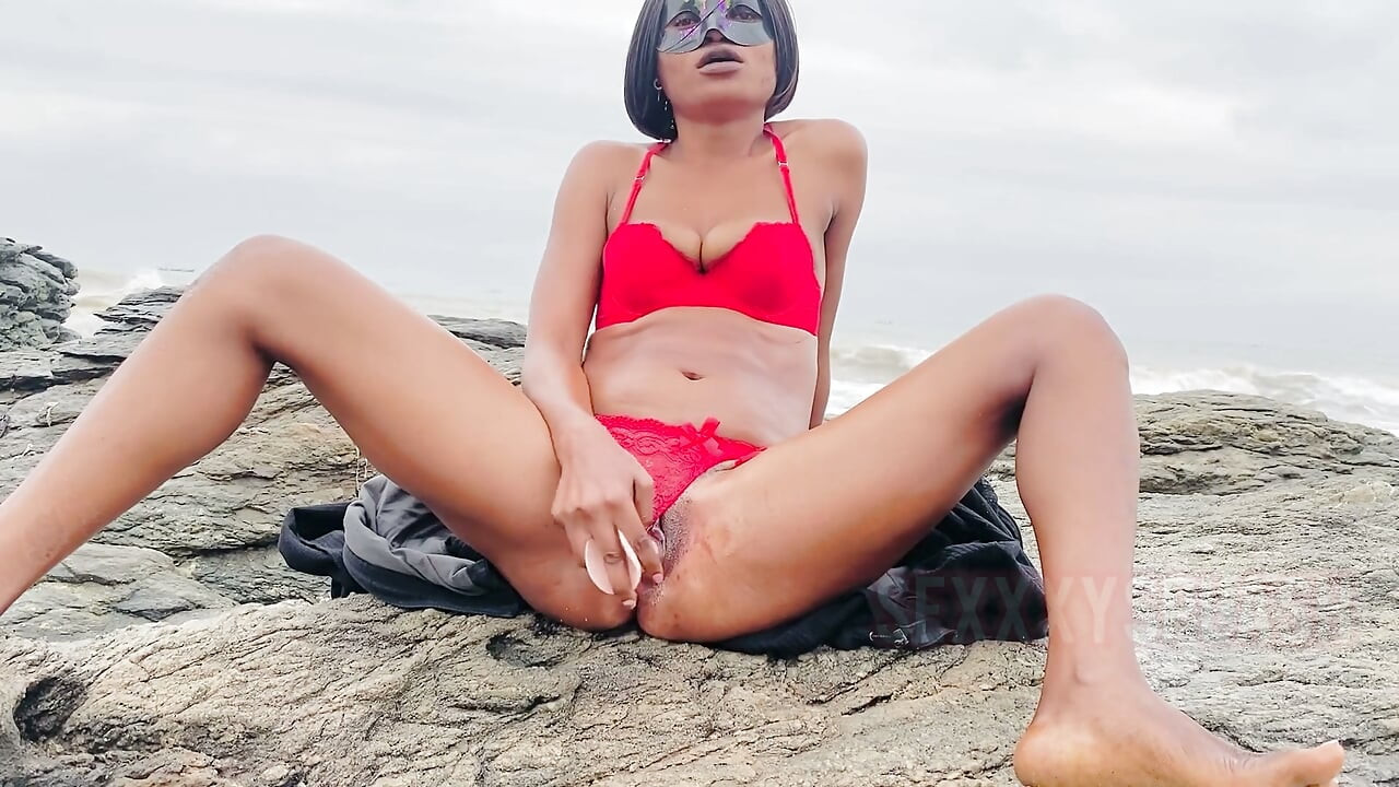 Hot Beach Masturbation and a Sexy Water Coming Out of My Pussy.