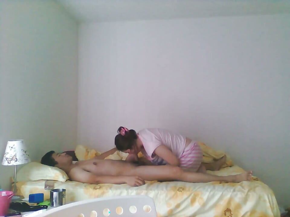 Onderdanige Chinese slet zuigt aan mijn lul en slikt mijn sperma door