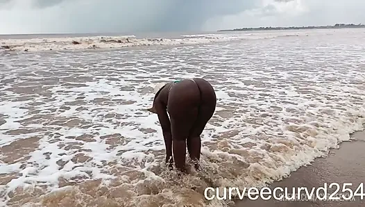 kilat di pantai sama pria lokal