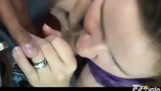 Schüchterne schwangere frau lutscht einen großen schwanz und wird auf dem sofa gefickt pOV