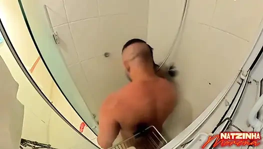 Caio im netz nimmt ein bad! Vollbusige brünette reitet hart auf einem dicken schwanz