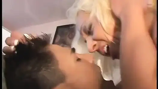 Sexy blondes schätzchen schiebt ihre enge muschi auf einen harten, dicken schwanz