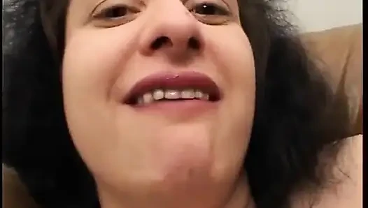 Esmer olgun vahşi bir grup seks için arkadaşına katılıyor
