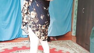 +18 youtube modeli travesti seksi köylü ev hanımı elbisesi uzun çoraplı beyaz iri güzel kadın
