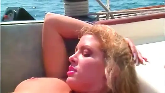 Pasangan pirang mengisap menjilati di kapal pesiar