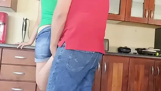 Ngentot aku sebelum suamiku pulang untuk makan siang
