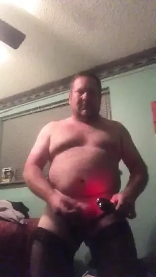 Brandon Hegsted usando una puntina sui genitali per costruire livelli di bdsm