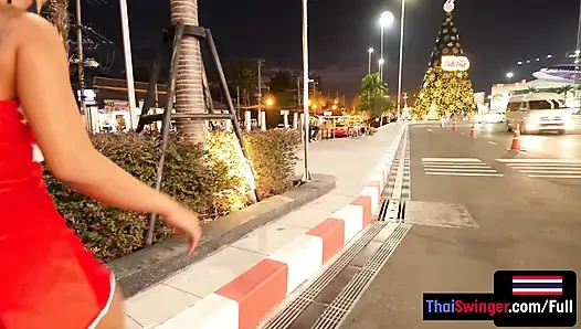 Santas helfer-uniform sieht auf heißer thailändischer freundin mit dickem arsch gut aus