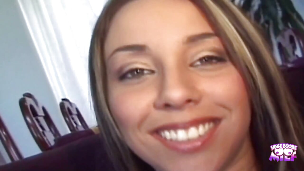 Nikki Rhodes este acolo binecuvântarea un om norocos cu o labă și o muie.