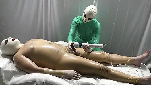 Latex Danielle - Der arzt untersucht den patienten