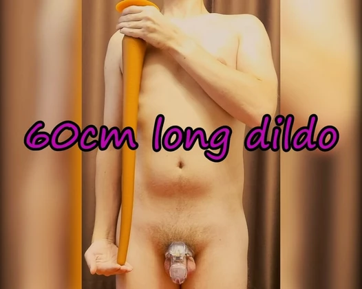 60cm 딜도를 엉덩이에 대고 순결 케이지에 있는 어린 남자